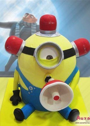 Tarta minion bombero 3D con figura completa del Minion vestido de bombero y megáfono