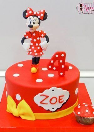 Tarta Disney Minnie Mouse blanca y roja con figura de Minnie, número 4 y nombre Zoe