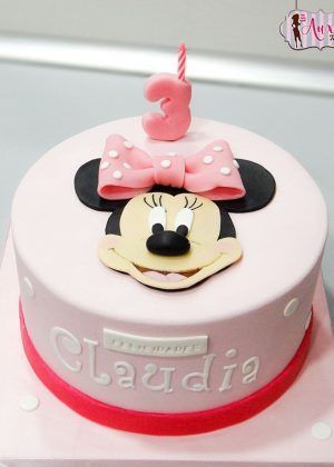 Tarta Disney Minnie Mouse con cara en 2D rosa con cara de Minnie, lazo con lunares y número 3