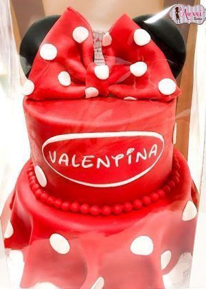 Tarta Disney Minnie Mouse tipo falda blanca y roja con gran lazo rojo con lunares y nombre Valentina
