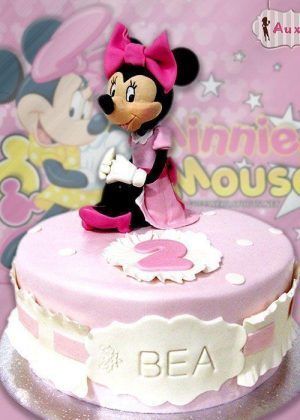 Tarta Disney Minnie Mouse sentada blanca y rosa con figura de Minnie y nombre Bea