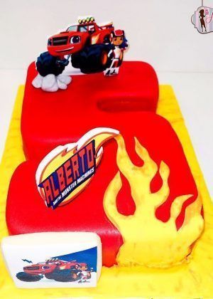 Tarta número 5 de bizcocho en forma de número 5 rojo con monster truck Blaze, llamas amarillas y nombre Alberto
