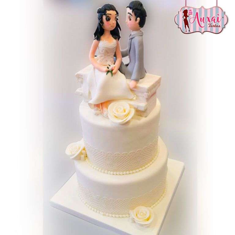 Tarta de boda con encaje y rosas