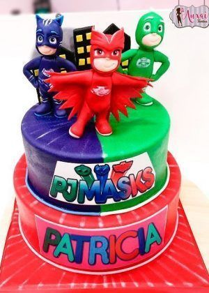 Tarta PJ Mask de dos niveles con figuras 3D de Catboy, Owlette y Gekko sobre base morada y verde, nombre Patricia en la base roja
