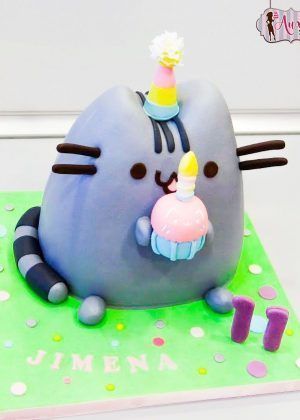 Tarta 3D Gato Pusheen figura completa gris con gorro de fiesta, cupcake y vela sobre base verde con nombre Jimena y números 11