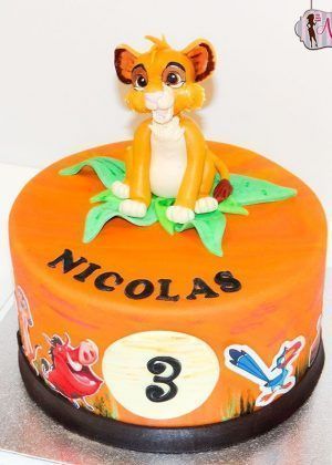 Tarta Disney Simba Rey León con figura 3D de Simba sobre hojas verdes, nombre Nicolás y número 3 con personajes de la película