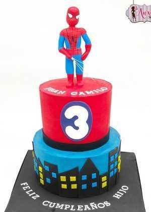 Tarta super héroes Spiderman 2 con figura 3D de Spiderman en traje rojo y azul, nombre Juan Camilo, número 3 y ciudad iluminada en la base