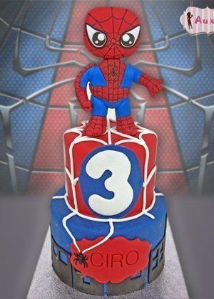 Tarta super héroes Spiderman Funko Pop con figura Funko Pop de Spiderman, telarañas blancas, número 3 y placa roja personalizada en base urbana gris y azul