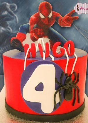 Tarta super héroes Spiderman impresión comestible con figura de Spiderman lanzando telarañas, nombre HUGO en letras rojas, número 4 grande y araña negra 3D en lateral rojo y azul