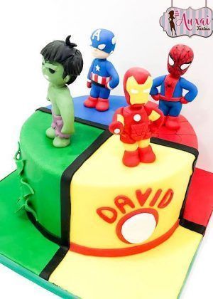 Tarta 4 super héroes con figuras 3D de Hulk, Captain America, Iron Man y Spiderman sobre base verde, azul, amarilla y roja con nombre DAVID en letras rojas