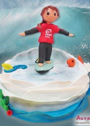 Tarta niña haciendo surf