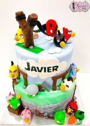 Tarta Angry Birds 2 pisos con múltiples pájaros Angry Birds, honda negra, tronco, nombre JAVIER en nube y número 9 rojo grande