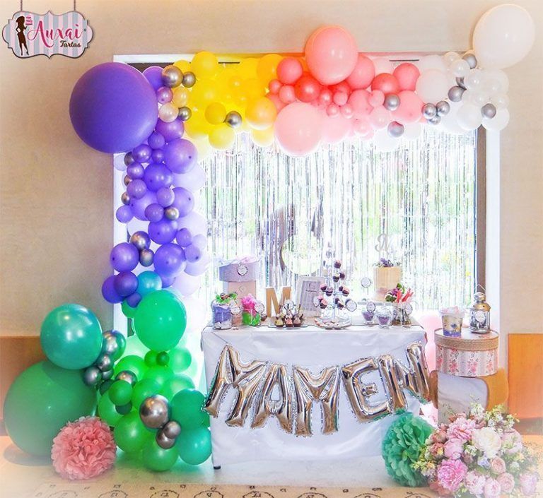 Mesa dulce cumpleaños chica con arco de globos