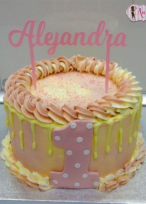 Tarta drip cake primer cumpleaños sin fondant colorida personalizada Madrid celebración infantil pastel decorado