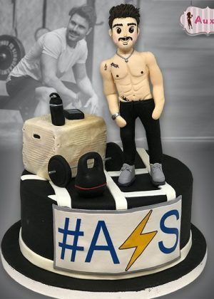 Tarta de cumpleaños personalizada crossfit con base de fondant negro, figuras de atletas dorados, medalla crossfit y diseño profesional moderno