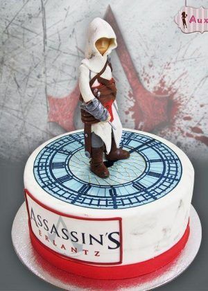 Tarta Assassins Creed temática - Base roja con decoración de personaje y reloj azul estilizado, acabado profesional repostería