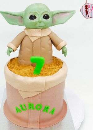 Tarta Baby Yoda Grogu con figura 3D en fondant, maceta beige y número 7 en Auxaitartas