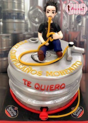 Tarta Barril de Cerveza personalizada con diseño realista en fondant, acabado de madera envejecida, anillos metálicos decorativos y detalles dorados