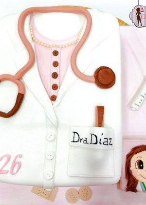 Tarta bata doctora con estetoscopio - Diseño tridimensional en azul turquesa con uniforme médico y estetoscopio de tonos rojizos, elaborada artesanalmente para profesionales sanitarios