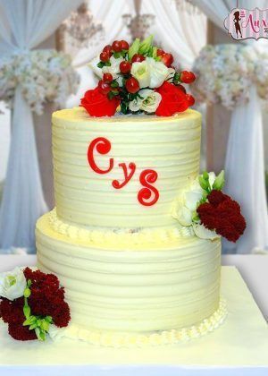 Tarta de buttercream y flores rojas - sin fondant