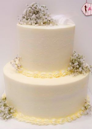 Tarta buttercream con paniculata sin fondant para boda elegante en Madrid - pastel personalizado con flores naturales