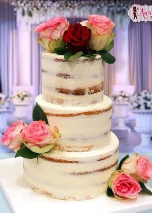 Tarta de boda semi naked con rosas naturales sin fondant Madrid pastel personalizado decoración floral natural artesanal
