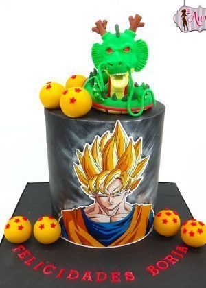 Tarta bola de dragón Goku con figura Super Saiyajin, esferas amarillas y naranjas, bola verde de cuatro estrellas y base negra