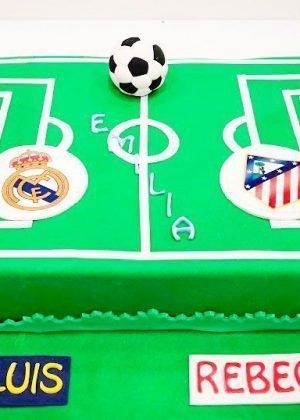 Tarta campo de fútbol fondant personalizada Madrid con colores vibrantes verde fondant y líneas blancas