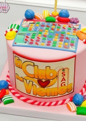 Tarta Candy Crush personalizada Madrid con caramelos de colores vibrantes decoración festiva