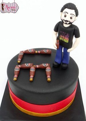 Tarta de cerveza artesanal con decoración personalizada - Diseño único para celebraciones especiales en Madrid
