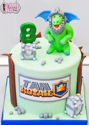 Tarta personalizada Clash Royale dragón Madrid dragón verde protagonista colores vibrantes azul rojo amarillo acabado profesional multipisos
