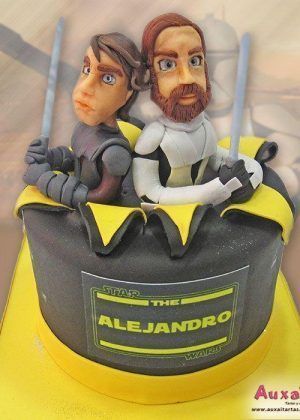 Tarta temática de Star Wars La Guerra de los Clones con figuras de Rey y Finn, base amarilla y decoraciones personalizadas