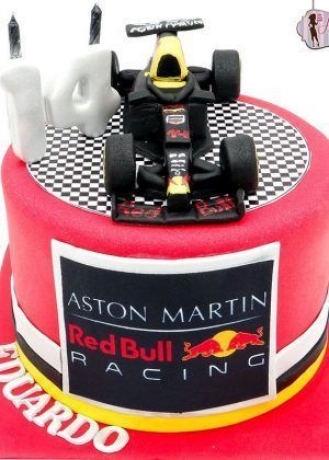 Tarta coche Fórmula 1 Aston Martin con detalles en fondant rojo, negro y amarillo Red Bull racing