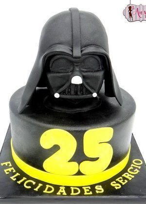 Tarta Darth Vader Star Wars personalizada con diseño 3D del Señor Oscuro, fondant negro satinado y base amarilla grabada