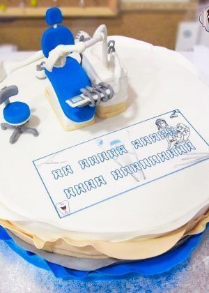 Tarta consultorio dentista blanca con decoración azul celeste, diseño profesional para eventos odontológicos