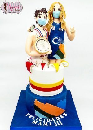Tarta deportistas con mascarilla en fondant azul marino con decoración rojo y amarillo