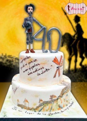 Tarta El Quijote literaria con fondant crema, caligrafía artesanal, molinos quijotescos y decoraciones nobiliarias doradas para celebraciones de Don Quixote