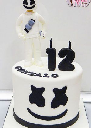 Tarta Fortnite Marshmello - Personaje del videojuego Battle Royale elaborada con fondant blanco profesional y decorada con precisi\u00f3n art\u00edstica, perfecta para fiestas tem\u00e1ticas gamer