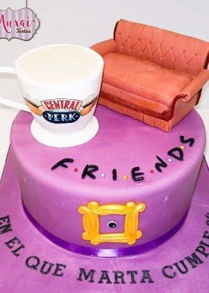 Tarta serie Friends personalizada - Dise\u00f1o tem\u00e1tico en tonos p\u00farpura con personalizaci\u00f3n