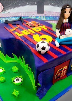 Tarta de f\u00fatbol con dise\u00f1o de camiseta del FC Barcelona en colores azul y rojo blaugrana, con decoraci\u00f3n de cancha de f\u00fatbol y elementos deportivos