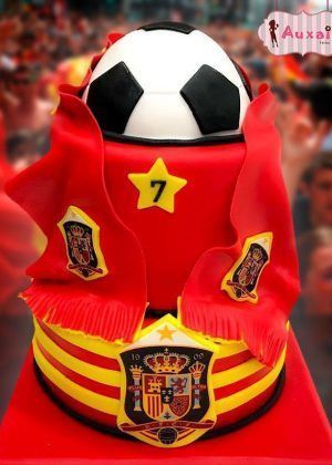 Tarta de fútbol equipo español La Roja con balón 3D blanco y negro, decoración con colores rojo y amarillo de la selección española, fondo festivo con emblema patriótico