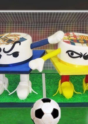 Tarta de fútbol Real Madrid versus Barcelona, dividida en dos mitades, colores blanco y azul marino, fondant premium con escudos de ambos equipos
