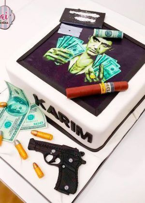 Dos tartas temáticas mafia y gangsters: una roja elegante y otra negra sofisticada con decoraciones de lujo criminal, billetes de dinero, elementos temáticos profesionales, acabados de fondant de primera calidad