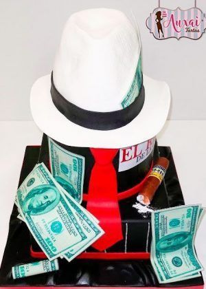 Tarta Gangster y Mafia decorada con billetes de dinero, pistolas temáticas, cobertura negra y detalles en rojo, diseño profesional para celebraciones audaces