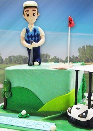 Tarta golf personalizada con carrito de golf y golfista en miniatura de fondant. Base verde que imita el césped. Reposteriá artesanal de alta calidad con acabado profesional.