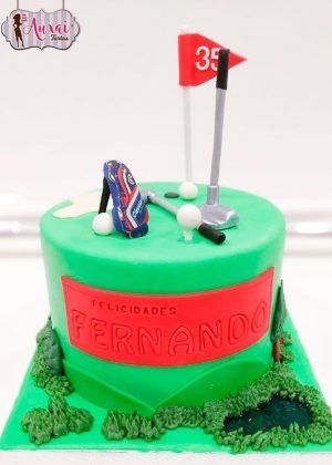 Tarta golf personalizada con bolsa de palos y accesorios de fondant, diseñada para golfistas. Base verde que imita el césped del campo, elementos decorativos en rojo y dorado. Reposteriá artesanal de alta gama con acabado profesional.