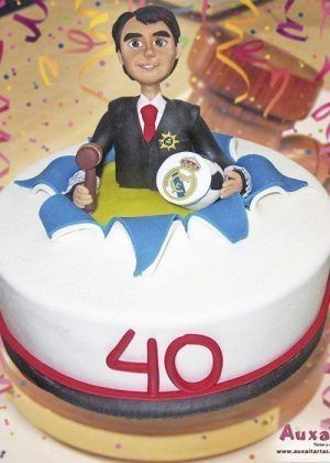 Tarta Juez Personalizada con figura de juez, mazo y escudo Real Madrid – diseño para cumpleaños temáticos