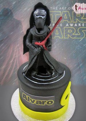 Tarta Kylo Ren Star Wars con figura de Kylo Ren, sable láser rojo y nombre personalizable en base negra, ideal para cumpleaños temáticos