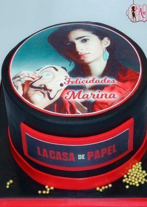 Tarta La Casa de Papel con papel de azúcar, personajes en monos rojos y máscaras Dalí en base blanca – ideal para cumpleaños temáticos