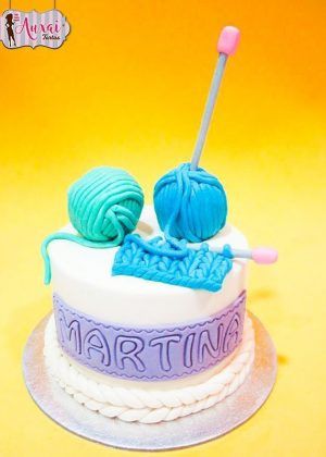 Tarta agujas y ovillos de tejer con ovillos turquesa, agujas rosas y nombre Martina en base blanca – perfecta para cumpleaños de tejedoras